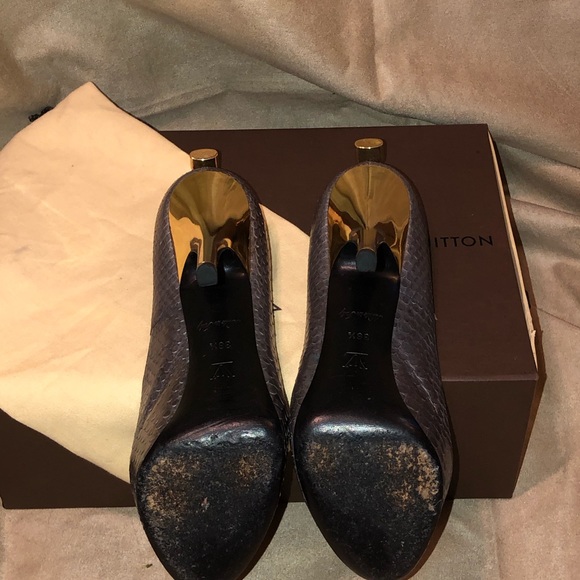 Louis Vuitton Grey🐍Python Rare Heels🔥🔥🔥 - Picture 3 of 8